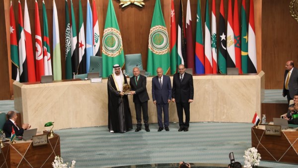  محافظ القاهرة يتسلم جائزة أفضل مبادرة تنمية مجتمع محلى 