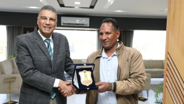 محافظ أسوان يكرم  أحد العاملين بمعبد إدفو  