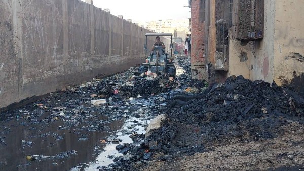  رفع التراكمات والقمامة باستخدام اللوادر و إزالة المخلفات 