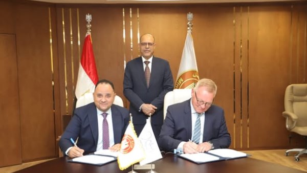 وزير العمل يشهد تجديد اتفاقية تحفظ حقوق 2075 عاملاً بشركة قناة السويس 