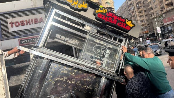 إزالة تعديات المقاهي والباعة على حرم الطريق 