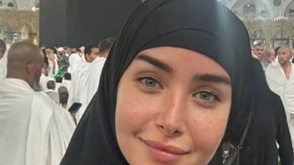 هنا الزاهد أثناء تأديتها لمناسك العمرة 