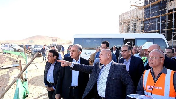 محافظ المنيا ووزير الصناعة والنقل خلال الجولة 
