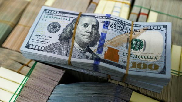 الدولار يختتم تعاملات اليوم بارتفاع طفيف في البنوك