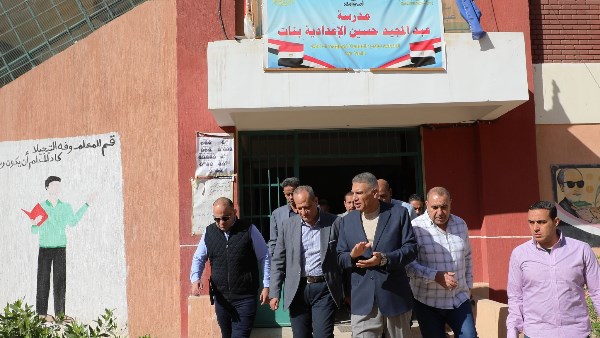 محافظ أسوان يتفقد اللجان الإنتخابية