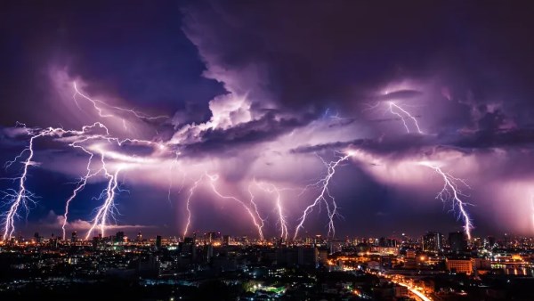 الحق نفسك.. الأرصاد توضح كيفية تجنب أضرار البرق والرعد