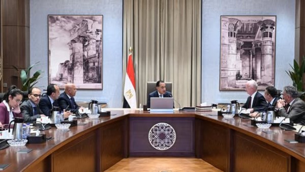 رئيس الوزراء يعقد اجتماعًا مع الرئيس التنفيذي لمجموعة "فيكا" الفرنسية