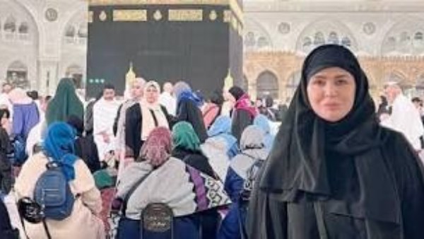 .إلهام شاهين تؤدي مناسك العمرة عن والدتها 