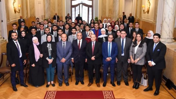 وزير الخارجية يستقبل طلبة من كلية الاقتصاد والعلوم السياسية بجامعة بني سويف