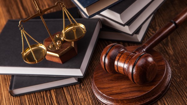 منعًا للتمييز.. القانون يمنع العمل تحت الرئاسة المباشرة لأقارب الدرجة الأولى