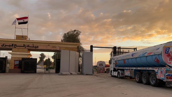 من القاهرة إلى غزة.. الهلال الأحمر يطلق قافلة زاد العزة الـ 94