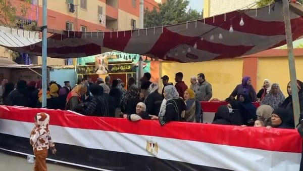 احتشاد الناخبين أمام اللجان بجولة الإعادة في المرحلة الثانية من الانتخابات