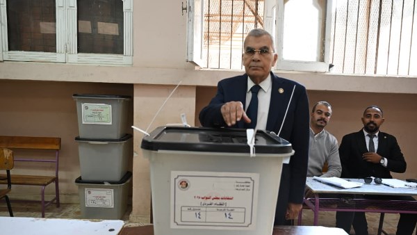 رئيس مجلس الشيوخ يدلي بصوته في المرحلة الثانية بانتخابات النواب