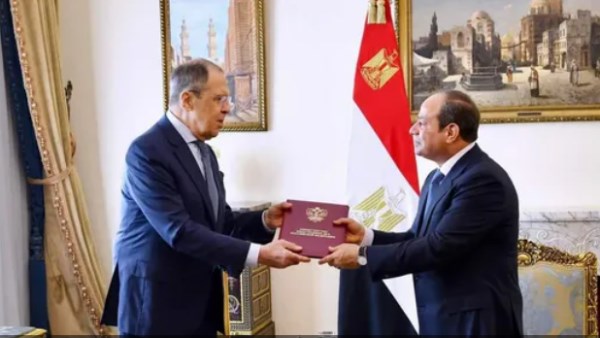 بحضور وزير الخارجية المصري.. الرئيس السيسي يستقبل وزير الخارجية الروسي