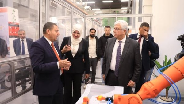 وزير التعليم العالي يتفقد معهد بحوث الإلكترونيات ويشيد بإمكاناته المختلفة