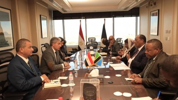 وزير الآثار يبحث مع وزير الإعلام التنزاني تعزيز التعاون في المجالات المشتركة