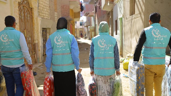 محافظ الفيوم يشيد بجهود صناع الخير في توفير البطاطين للأسر الأولى بالرعاية