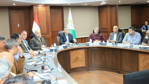 اجتماع محافظ الجيزة مع رؤساء الأحياء 