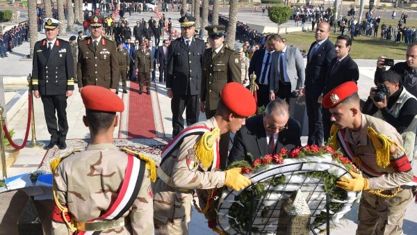 محافظ بورسعيد يضع إكليلًا من الزهور على النصب التذكاري