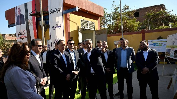 رئيس الوزراء خلال جولته بمحطة رفع "الفهميين" للصرف الصحي