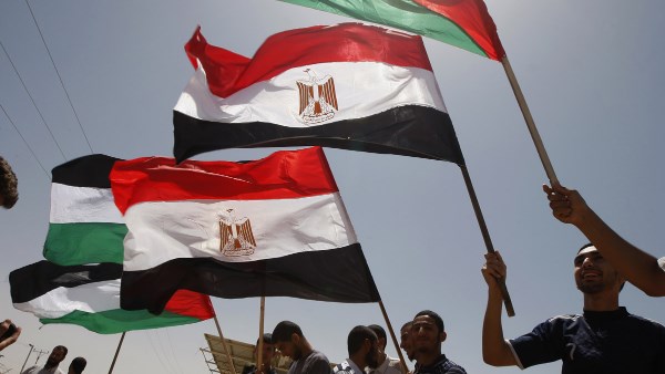 السفير الفلسطيني يثمن احتضان مصر للطلاب الفلسطينيين القادمين من غزة 