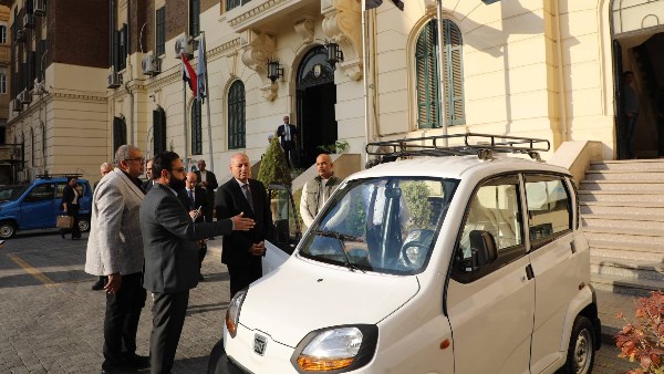 محافظ القاهرة  يتفقد سيارات "كيوت" الصغيرة