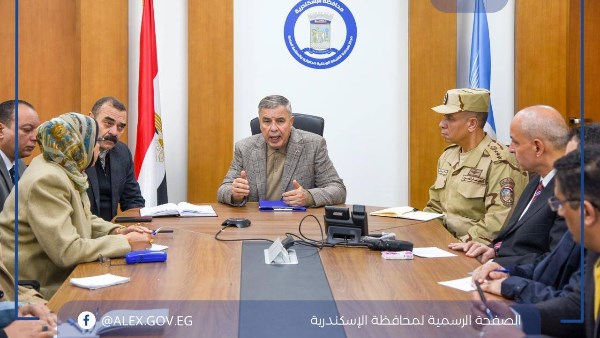 محافظ الإسكندرية من داخل غرفة العمليات الرئيسية بالمحافظة