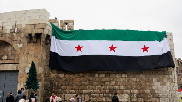 بعد سقوط 4 قتلى.. السلطات السورية تفرض حظر تجوال منطقة الساحل السوري 