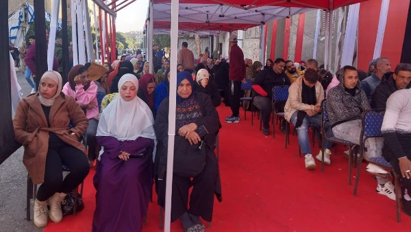 إقبال المواطنين للإدلاء بأصواتهم في انتخابات مجلس النواب بأسيوط.