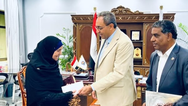 محافظ قنا يكرم الحاجة فاطمة عطيتو بعد إتمامها حفظ القرآن