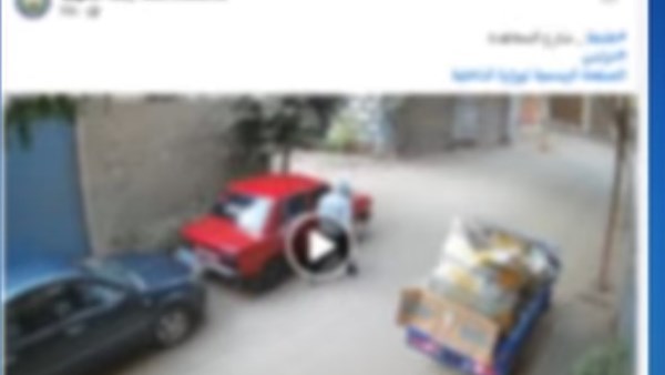 طنطا..مقطع فيديو يظهر شخصًا يسرق مستلزمات سيارة بواسطة تروسيكل