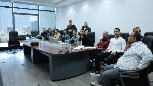 أوسكار رويز يجتمع بالحكام