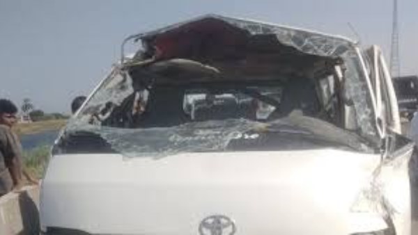 بسبب سوء الأحوال الجوية.. انقلاب ميكروباص على الطريق يؤدي إلى إصابة 11 شخصًا