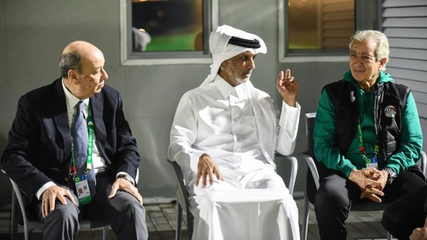 وزير الشباب القطري مع حلمي طولان