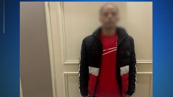 ضبط شخص كان بيوزّع كروت دعاية على الموطنين لصالح أحد المرشحين بالمنيا 