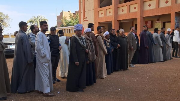 ظهور بالجلباب الصعيدي.. إقبال الناخبين بمدرسة مازن بارخيل بمحافظة سوهاج 