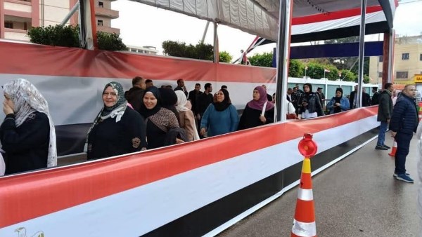 توافد الناخبين بلجنة مدرسة الحسينية بالشرقية للتصويت بجولة الإعادة لانتخابات مجلس النواب