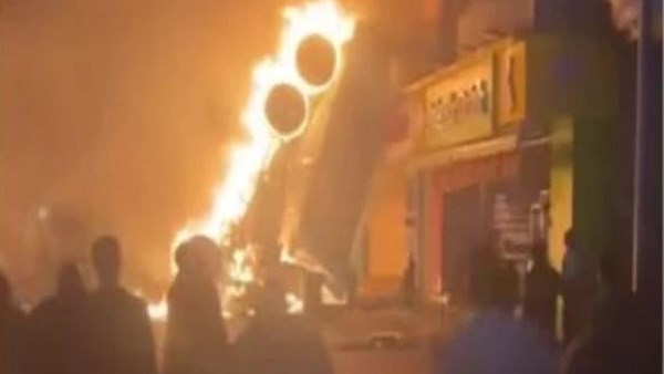 سقوط تريلا بترسا يتسبب في تدمير سيارات واندلاع حريق بعقار وكافيه