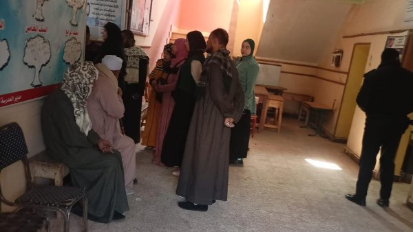  إقبال الناخبين على لجان التصويت بمركز الفتح بأسيوط