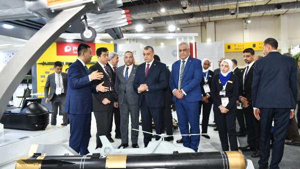 وزير الدولة للإنتاج الحربي يلتقي ممثلي روس أبرون اكسبورت