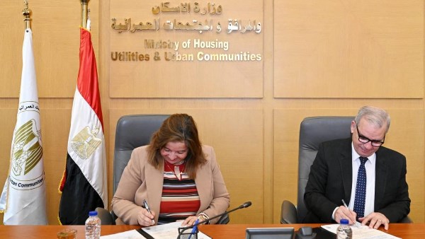 جانب من توقيع عقد تخصيص أرض بالتجمع السادس بالقاهرة الجديدة لمشروع عمراني متكامل