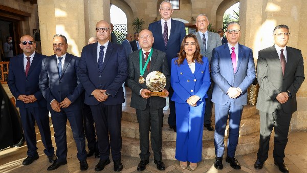 محافظ القاهرة وفريق الأسمرات يحصدان جوائز التميز الحكومي العربي