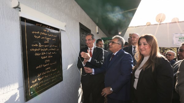 وزير الاتصالات يفتتح بريد المنصورة ويتفقد مدرسة WE ومشروع التشخيص عن بُعد