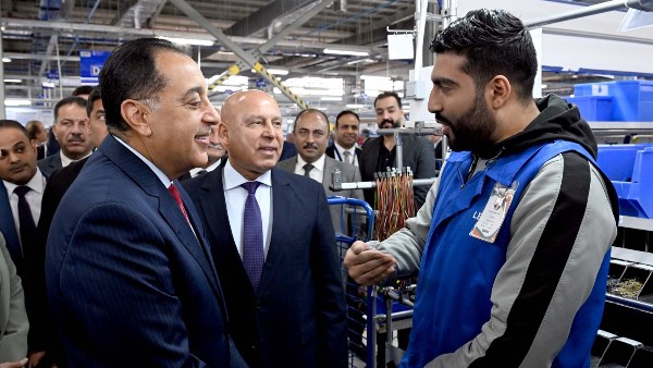  حوار لرئيس الوزراء مع أحد العاملين خلال افتتاح مصنع "ليوني مصر" 