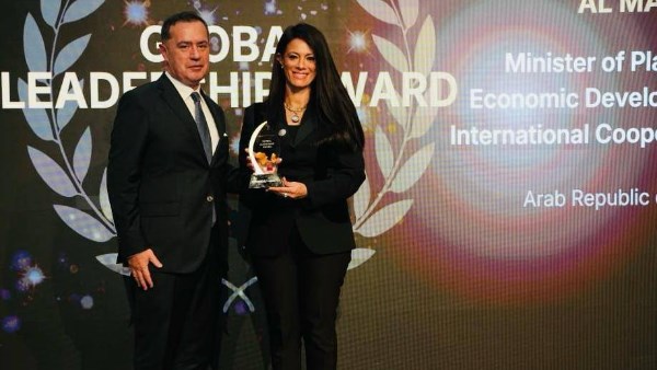 الدكتورة رانيا المشاط تتسلم جائزة «القيادة الدولية» من معهد «شوازيل»