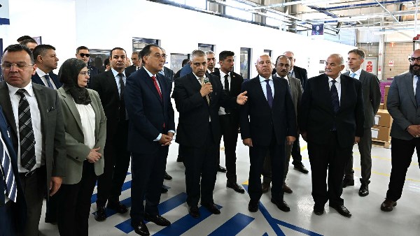 رئيس الوزراء يتفقد أقسام مصنع "ليوني مصر" 