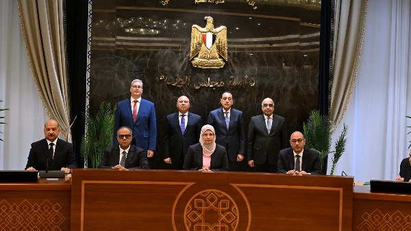 رئيس الوزراء يشهد توقيع اتفاقية تسوية بين الحكومة وشركة جنوب الوادي للأسمنت