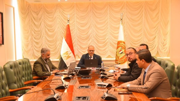 وزير العمل يشهد تسليم إعانات ومستحقات لأسر ضحايا ومصابي عمالة غير منتظمة في 3 محافظات