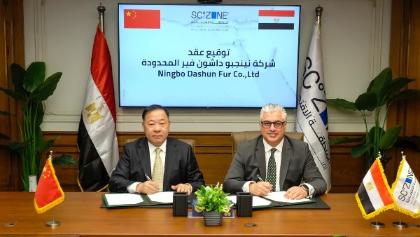 رئيس اقتصادية قناة السويس يوقع عقد مشروع صينى لمنسوجات المايكروفايبر بالقنطرة غرب