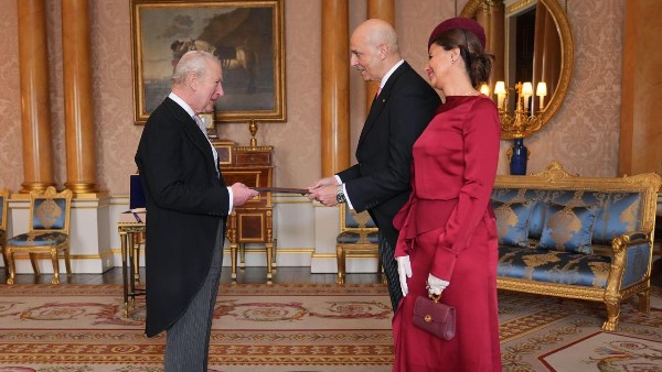 السفير المصرى فى لندن يقدم أوراق اعتماده لجلالة الملك تشارلز الثالث ملك المملكة المتحدة